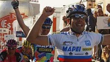 Óscar Freire celebra su triunfo sobre Steels y Zabel tras crzar la meta.