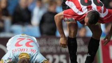 <b>CARA Y CRUZ. </b>De Lucas, arrodillado ante Migue, personifica la impotencia futbolística que vivió el Celta ante el Girona.