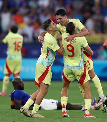 Los jugadores españoles celebran la victoria que les otorga la medalla de oro en los Juegos Olímpicos.