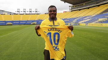 Emenike posa con la camiseta de Las Palmas el d&iacute;a de su presentaci&oacute;n.