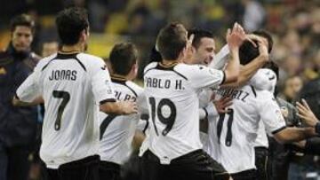 <b>EUFORIA FINAL. </b>Los jugadores del Valencia celebraron haciendo una piña el segundo tanto ché logrado por Aritz Aduriz que acabó significando el empate final.