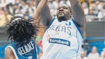 <b>MUY SUPERIOR. </b>Schortsianitis impuso todo su poder bajo tableros.