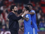 El delantero brasileño con su técnico, Álvaro Arbeloa y Aurelien Tchouameni.