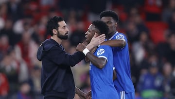 El delantero brasileño con su técnico, Álvaro Arbeloa y Aurelien Tchouameni.