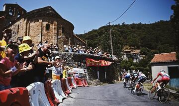 El pelotón durante la decimoquinta etapa del Tour de Francia 2021.