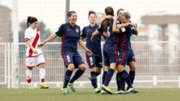 Las jugadoras del Atl&eacute;tico F&eacute;minas celebran el primer gol, de Roc&iacute;o Galvez en el triunfo (0-3) en el derbi ante el Rayo en Vallecas. 