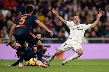 Lucas Vazquez con Gabriel Paulista, Gayá y Dani Parejo.