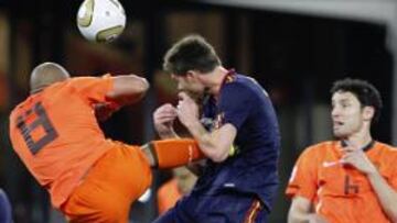 BRUTAL. El holandés De Jong propinó una brutal patada de kick boxing a Xabi Alonso.