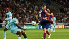 Coulibaly, a la izquierda, jugando Champions contra el Barcelona.