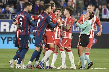 El Almería amarga el debut de Oltra