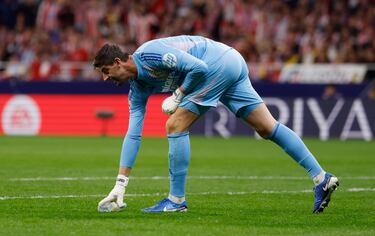 29/09/2024. El derbi transcurrió sin goles hasta que Militao abrió el marcador. Courtois, que estaba recibiendo cánticos ofensivos desde la grada, se giró a celebrar el gol, y comenzó una lluvia de mecheros y botellas. El partido se suspendió, siguiendo el protocolo de LaLiga, quince minutos y el partido acabó, sin más incidencias extradeportivas, con el empate de Correa en el 92.