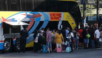 Santiago, 30 de diciembre de 2022
El subsecretario de Transportes, Cristóbal Pineda, junto con el jefe del Programa de Fiscalización, Óscar Carrasco, y el prefecto de Tránsito y Carreteras de Carabineros, coronel Emilio Teixidor, encabeza controles a buses interurbanos y rurales ante el aumento de viajes durante el fin de semana de Año Nuevo. Se espera que más de 370 mil pasajeros salgan de los terminales.
Juan Eduardo Lopez/Aton Chile