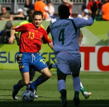 Su debut con la Selección Española fue durante el mundial de Alemania de 2006. En el tercer partido de la fase de grupos ante Arabia Saudí.