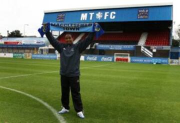 El mundialista con Inglaterra en 1998 tuvo por primera vez el doble rol en Swindon Town en 2006. Luego lo repitió en Macclesfield Town en la League Two inglesa. Se retiró como jugador en ese club al año siguiente.