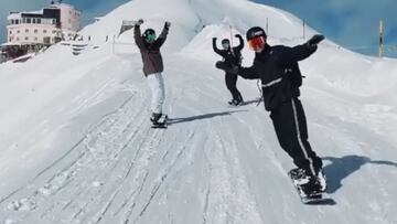 Maria Hidalgo, Josito Arag&oacute;n y Anthon Bosch vestidos de negro y practicando snowboard en Laax (Suiza) en febrero del 2021. 