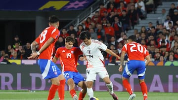 Futbol, Chile vs Japon.
Mundial sub 20, Chile 2025.
El jugador de Chile Willy Chatiliez, izquierda, disputa el balon con Shunsuke Saito de Japon durante un partido del grupo A del mundial sub 20 realizado en el estadio Nacional de Santiago, Chile.
30/09/2025
Jonnathan Oyarzun/Photosport
Football, Chile vs Japan.
U-20 World Cup Championship.
Chile’s player Willy Chatiliez, left , vies for the ball against Shunsuke Saito of Japan during a Group A match of the U-20 World Cup at the Nacional stadium in Santiago, Chile.
30/09/2025
Jonnathan Oyarzun/Photosport