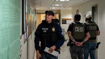 La administración Trump planea desestimar algunas solicitudes migratorias para implementar deportaciones aceleradas.