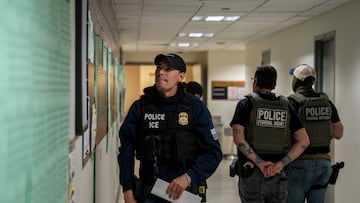 La administración Trump planea desestimar algunas solicitudes migratorias para implementar deportaciones aceleradas.