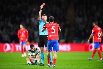 El árbitro Felix Zwayer, muestra la cartulina roja (doble amarilla) a Rodrigo De Paul en el minuto 81 de partido.