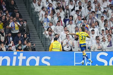 El jugador de Las Palmas, Fábio Silva , celebra el 0-1 al Real Madrid. 