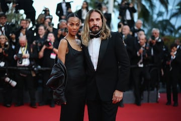 Zoe Saldaña y Marco Perego posa en la alfombra roja durante el desfile inaugural del primer día de la 78ª edición del festival de cine de Cannes.