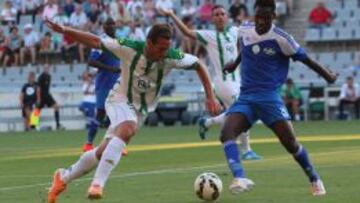 Xisco pugna un bal&oacute;n durante el partido.