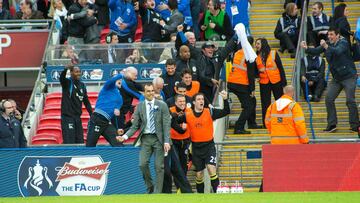 Roberto Martínez y los jugadores del Wigan Athletic celebran en el banquillo el gol de Ben Watson.