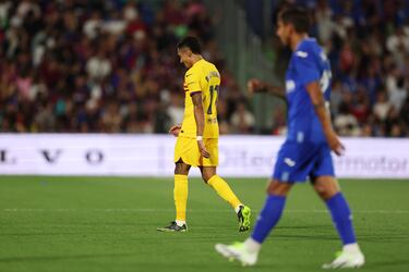 Raphinha se marcha cariacontecido tras ser expulsado.