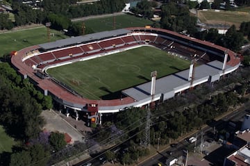 La casa de los Tecos de la Autónoma de Guadalajara también fue estadio mundialista en México 86. Dos años después del descenso delos emplumados, la franquicia se mudó a Zacateca, lo que hoy son los Mineros, por lo que se quedó sin fútbol de primer nivel. Actualmente es ocupado por los Tecos de Segunda División y cuenta con un aforo para 25,000 espectadores.