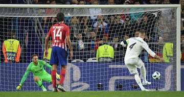 Sergio Ramos marcó el 2-1 de penalti.