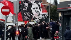 La afición del Rayo no aguanta más y explota contra Presa en los aledaños del estadio