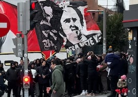 La afición del Rayo no aguanta más y explota contra Presa en los aledaños del estadio