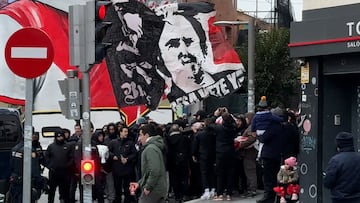 La afición del Rayo no aguanta más y explota contra Presa en los aledaños del estadio