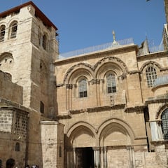 La extraña lógica detrás de las escaleras que ‘se mueven’ en el Santo Sepulcro, el lugar donde Jesús fue crucificado