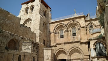 La extraña lógica detrás de las escaleras que ‘se mueven’ en el Santo Sepulcro, el lugar donde Jesús fue crucificado