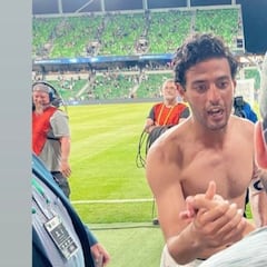 Carlos Vela se reencontró con Éver Guzmán y le regaló su jersey