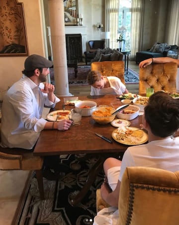 La cantante Britney Spears compartió esta fotografía de su cena de Acción de Gracias con "sus chicos favoritos".