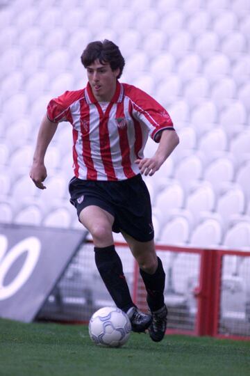 Se inició en el Antiguoko y tras pasar por el Aurrera, recaló en el Bilbao Athletic. Después se fue al Burgos (16 goles) y, dos años, el Valladolid (22), en Segunda B y Segunda, respectivamente.