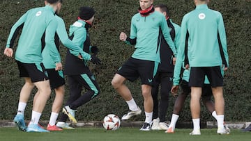 LEZAMA (BIZKAIA)., 29/01/2025.- Gorka Guruzeta (c) golpea un balón durante el entrenamiento que el Athletic de Bilbao ha celebrado este miércoles para preparar el partido de Liga Europa del jueves ante el Viktoria Plzen checo en San Mamés. EFE/ Miguel Toña