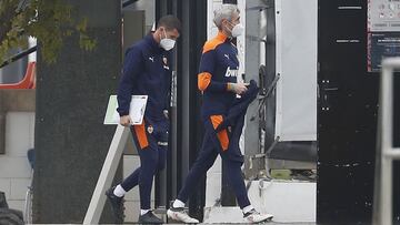 Javi Gracia, con su ayudante Zigor Aranalde, que ocupará su lugar en el banquillo de Valdebebas por la sanción del navarro.