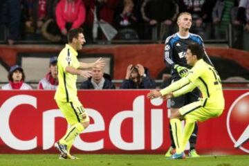 El delantero argentino del FC Barcelona Leo Messi (i) es felicitado por su compañero Marc Barta (d) tras marcar el 0-1 durante el partido del grupo F de la Liga de Campeones 