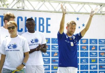 Tras un periplo por Italia, el volante fichó por Cruzeiro en 2015. Sólo jugó un partido y se marchó a Vasco da Gama.