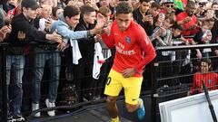 Paris Saint-Germain&#039;s Brazilian forward Neymar greets supporters as he arrives on the pitch for the French L1 football match Paris Saint-Germain (PSG) vs En Avant Guingamp (EAG) at the Roudourou stadium in Guingamp on August 13, 2017. / AFP PHOTO / FRED TANNEAU