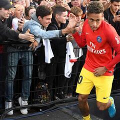 Impacto Neymar: ya vendió más camisetas que Di María en un año