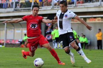 Felipe Flores disputa el balón con Benjamin Ruiz