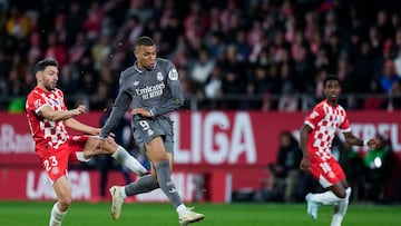 GIRONA, 07/12/2024.- El delantero francés del Real Madrid Kylian Mbappé (2i) disputa un balón con el centrocampista español del Girona Iván Martín (i) durante el partido de la jornada 19 de LaLiga que Girona FC y Real Madrid disputan este sábado en el estadio Montilivi, en Girona. EFE/ Siu Wu