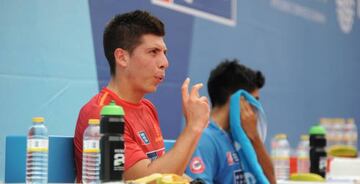 Juan Tello hidrat&aacute;ndose durante una prueba World Padel Tour.