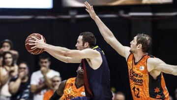 Marcelinho escapa a la vigilancia de Lichchuk para anotar, con el crono casi a cero, la canasta que daba la victoria al Barça en la temporada 2013-14.