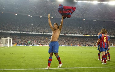 El mentor de Messi. El jugador que devolvió la sonrisa al Barça en las cinco temporadas que vistió de azulgrana. Primero, sacó al Barça de la depresión con aquel simbólico gol en un partido ante el Sevilla. Luego, le devolvió el reinado en LaLiga (2004-05). Más tarde, trajo de vuelta de la Champions (2006). Fue un periodo extremadamente feliz. El Barça se levantó con su fútol y su sonrisa. El Bernabéu se levantó a aplaudirle en el Clásico de la temporada 2005-06 (0-3). Después de ganar el Balón de Oro, se cayó a plomo. Las temporadas 2006-07 y 2007-08 fueron un fiasco y, con la llegada de Guardiola, salió rumbo a Milán. Sigue siendo un personaje muy querido en la ciudad porque todos están convencidos de que si el Barça se recuperó de la gran depresión de inicios del siglo XXI, fue gracias a Ronaldinho.