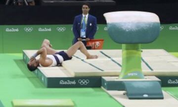 El gimnasta francés se fracturó la tibia de su pierna izquierda tras un mal salto. Sus compañeros no lo pedían creer. La peor imagen de Río 2016.